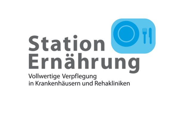 Logo der Station Ernährung des Rehazentrums Oberharz. Text: 'Station Ernährung' und 'Vollwertige Verpflegung in Krankenhäusern und Rehakliniken'. Symbol eines Tellers mit Besteck.