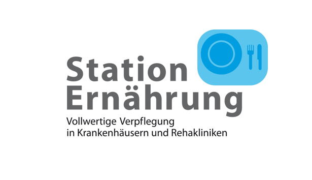 Logo der Station Ernährung des Rehazentrums Oberharz. Text: 'Station Ernährung' und 'Vollwertige Verpflegung in Krankenhäusern und Rehakliniken'. Symbol eines Tellers mit Besteck.